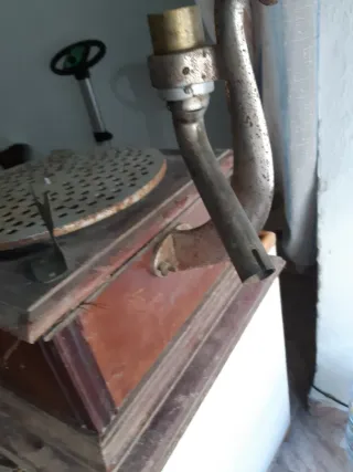 Gramola antigua con trompeta roja