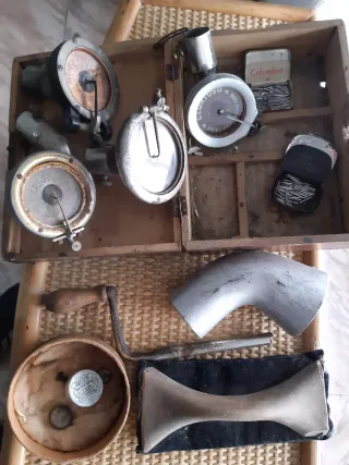 Gramola antigua con trompeta roja