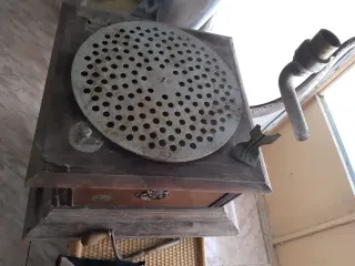 Gramola antigua con trompeta roja