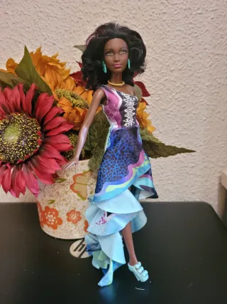 Muñeca barbie petit con vestido colorido