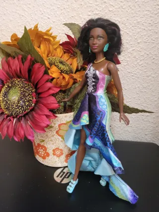 Muñeca barbie petit con vestido colorido