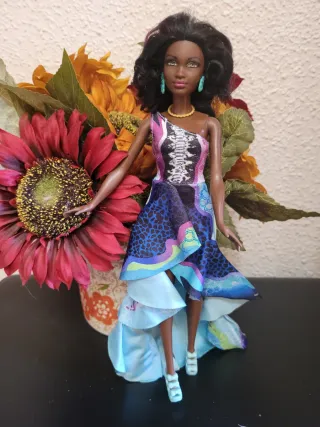 Muñeca barbie petit con vestido colorido