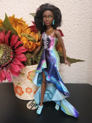 Muñeca barbie petit con vestido colorido