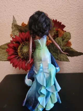 Muñeca barbie petit con vestido colorido