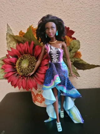 Muñeca barbie petit con vestido colorido