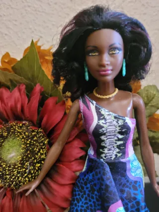 Muñeca barbie petit con vestido colorido