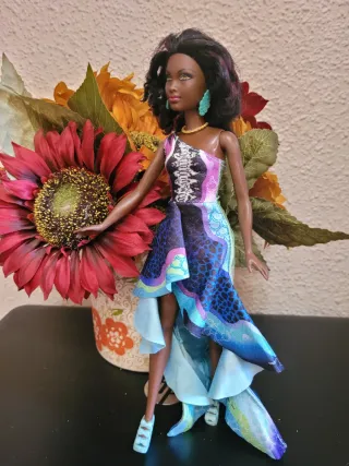 Muñeca barbie petit con vestido colorido