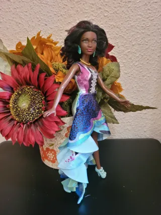 Muñeca barbie petit con vestido colorido