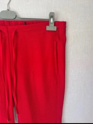 Pantalón recto pitillo cinturón ajustable rojo