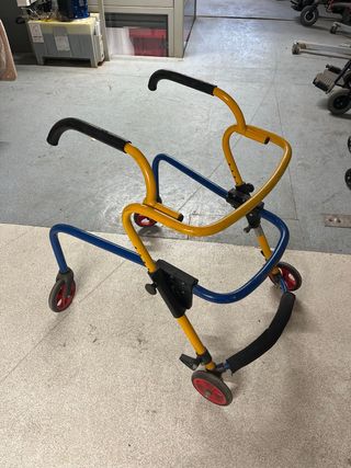 Andador 4 ruedas regulable