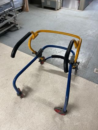 Andador 4 ruedas regulable