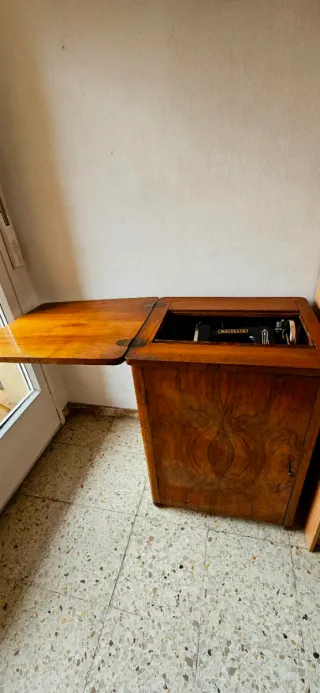 Máquina de coser Wertheim con mueble