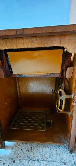 Máquina de coser Wertheim con mueble
