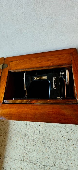 Máquina de coser Wertheim con mueble