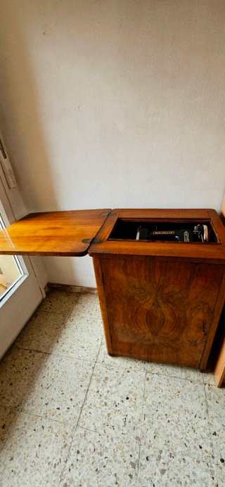 Máquina de coser Wertheim con mueble