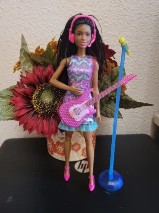 Muñeca Barbie Rockera con Guitarra y Micrófono