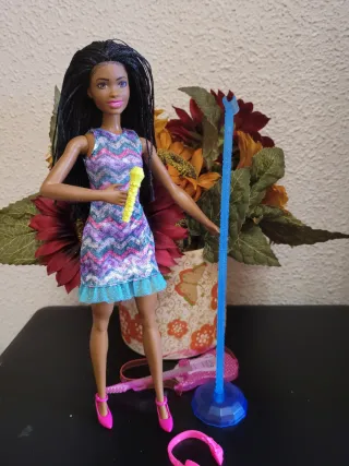 Muñeca Barbie Rockera con Guitarra y Micrófono