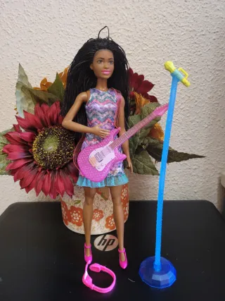 Muñeca Barbie Rockera con Guitarra y Micrófono