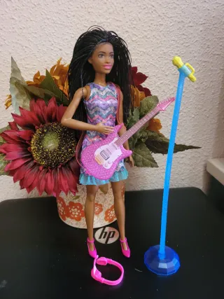 Muñeca Barbie Rockera con Guitarra y Micrófono