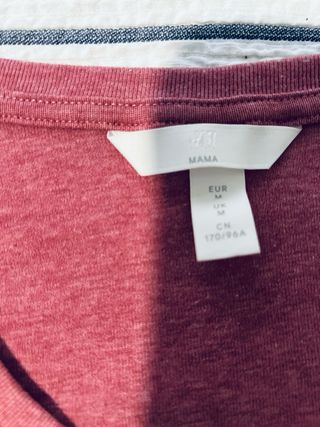 Ropa premamá: Camiseta rosa y jeans