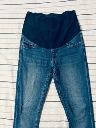 Ropa premamá: Camiseta rosa y jeans