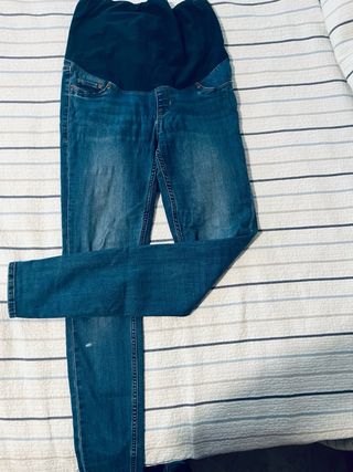 Ropa premamá: Camiseta rosa y jeans