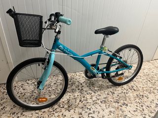 Bicicleta infantil Btwin azul con cesta