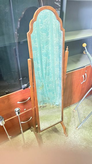 Espejo de pie con marco de madera