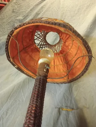 Lámpara antigua de mimbre y tela