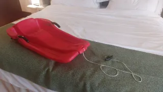 Trineo rosso Decathlon per adulti e bambini