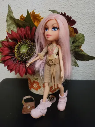 Muñeca Bratz pelo rosa y botas