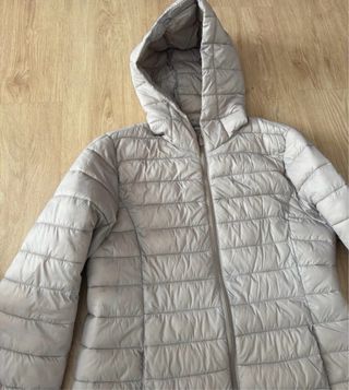 Chaqueta acolchada gris con capucha