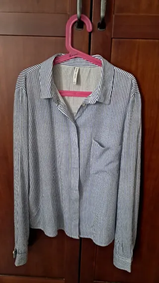 Camisa Bershka rayas azules y blancas Talla S