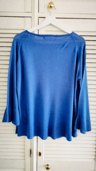 Precioso jersey fino y fluido corte evase