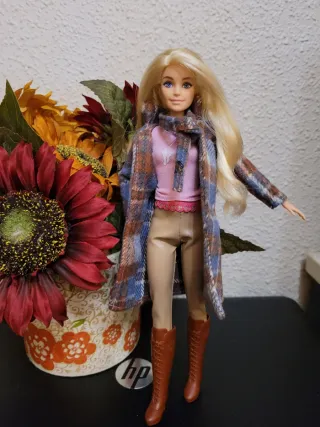 Muñeca Barbie con abrigo a cuadros