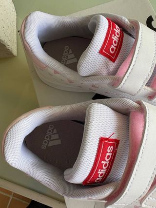 Deportivas Adidas Blancas y Rosas con Corazones.