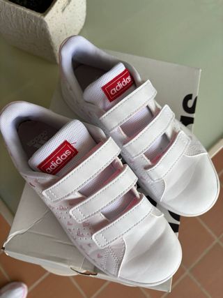 Deportivas Adidas Blancas y Rosas con Corazones.