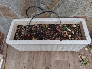 Jardinera de piedra blanca