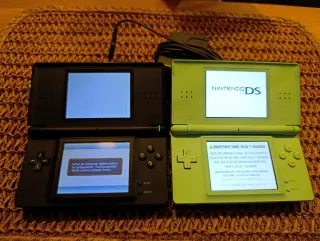 Nintendo DS Lite Negra y Verde + 3 Juegos
