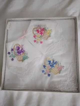 Sciarpe ricamate con fiori e farfalle