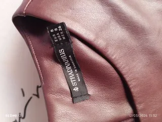 Top efecto piel burdeos