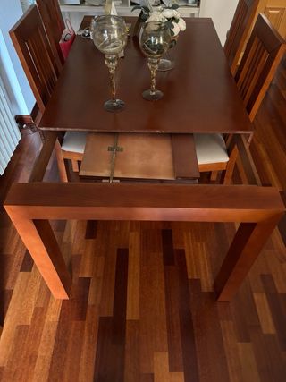 Mesa de madera maciza con 4 sillas tapizadas