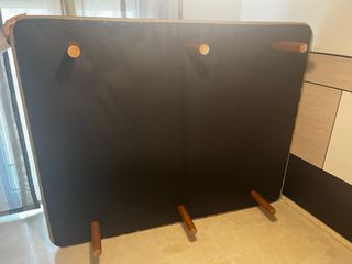 Somier de cama con patas de madera