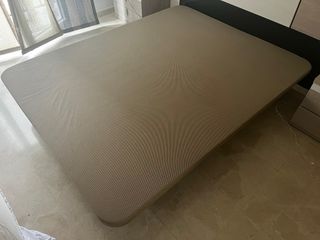 Somier de cama con patas de madera