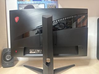 Monitor MSI Curvo Negro 27”  Pantalla dañada