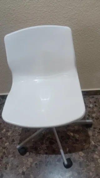 Silla de escritorio blanca y patas grises