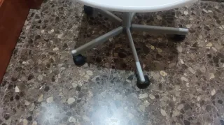 Silla de escritorio blanca y patas grises