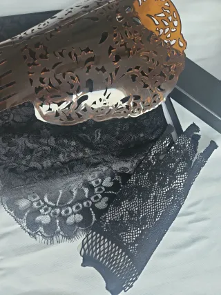 Mantilla Madrina, Peineta Marrón y Guantes Negros