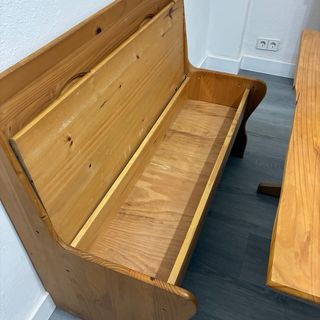 Mesa y bancos de madera