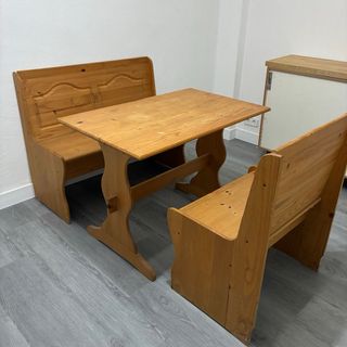 Mesa y bancos de madera